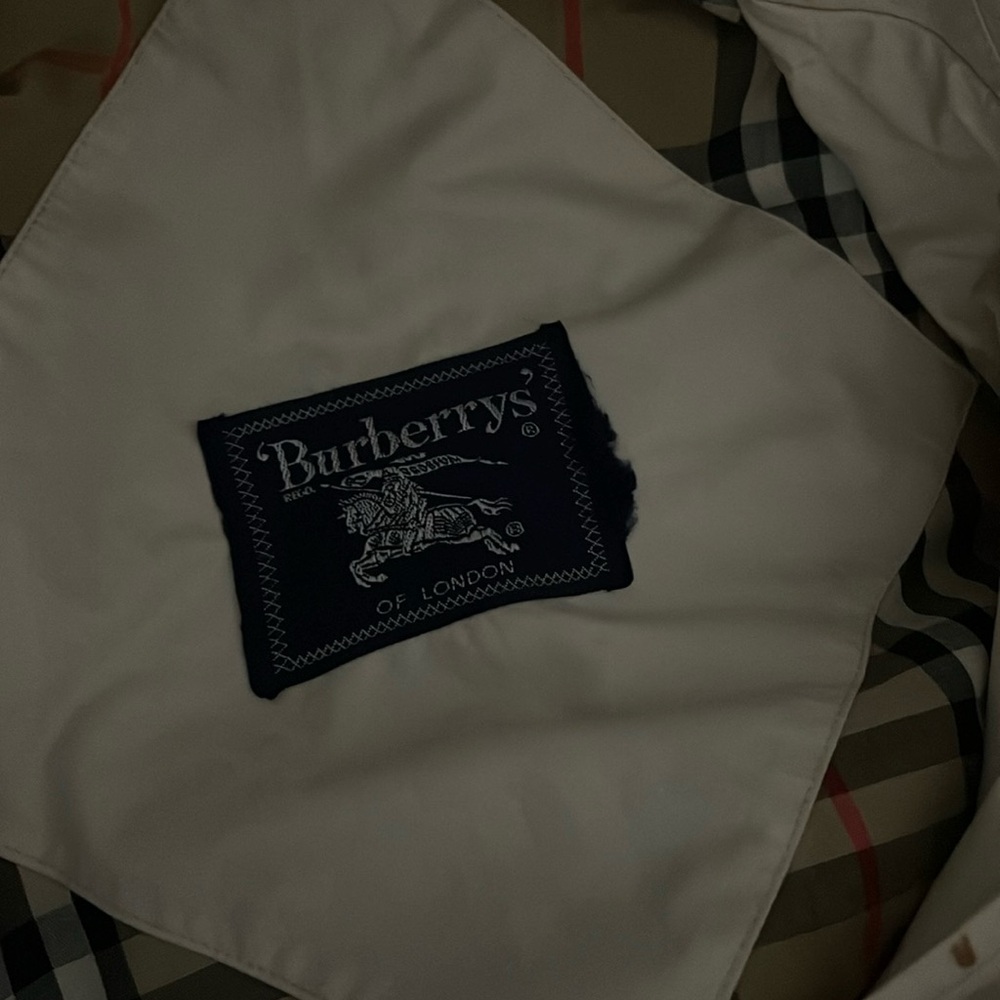Vintage Trench Burberry coat 🧥 cream 
Long .